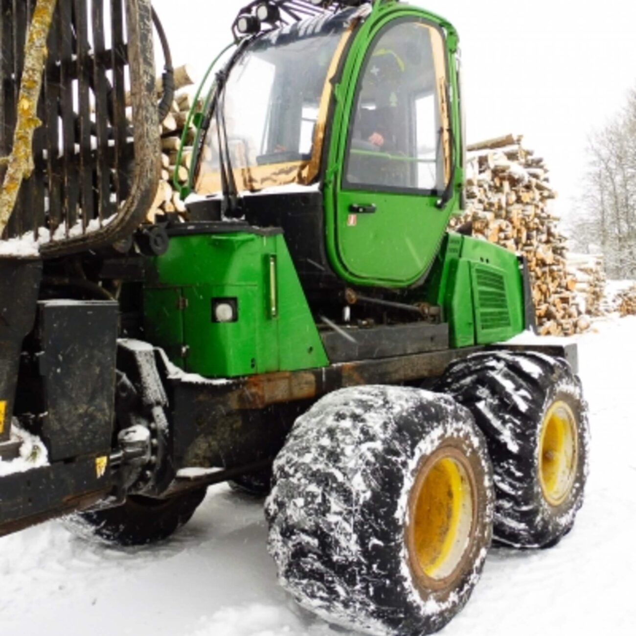 Maszyna leśna na sprzedaż - forwarder 1010E, Forestry machine for sale - forwarder 1010E, Forstmaschine zu verkaufen - Forwarder 1010E, Prodám lesní stroj - vyvážecí traktor 1010E, Parduodama miško technika - forvarderis 1010E, лісові машини на продаж - форвардер 1010E
